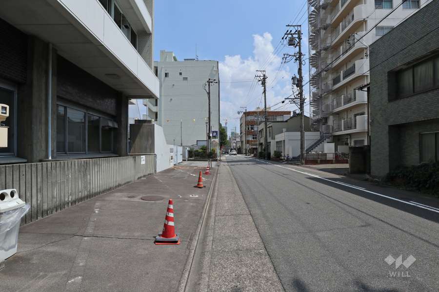 敷地北側の前面道路