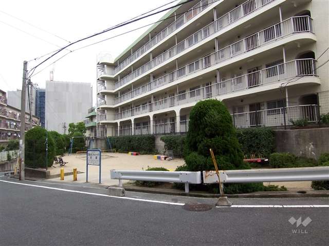 マンション北側に公園があります