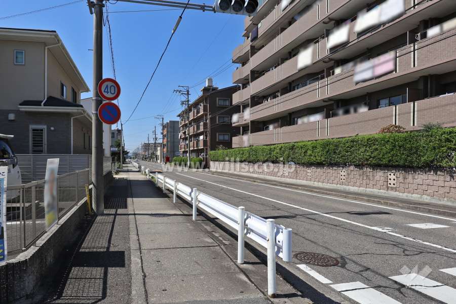 敷地南側の前面道路(東側から)