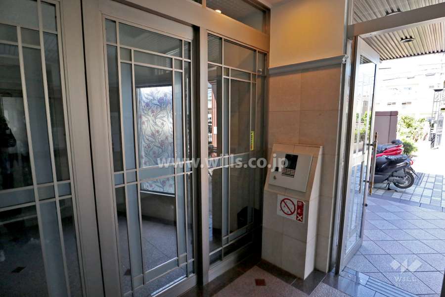 エントランスはオートロック付きです。