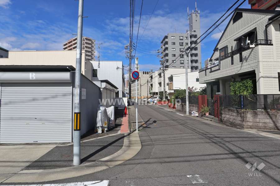 敷地南側の前面道路（東側から）