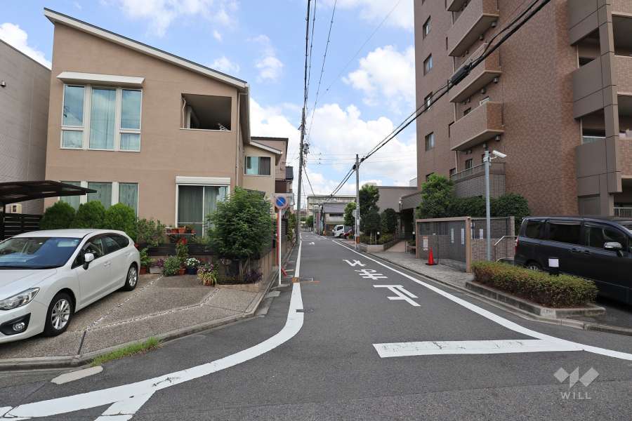 敷地西側の前面道路