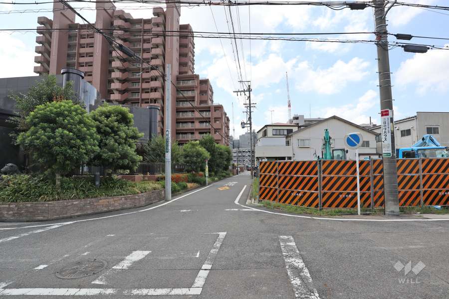 敷地西側の前面道路