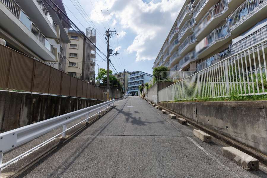 敷地北側の前面道路（東側から）