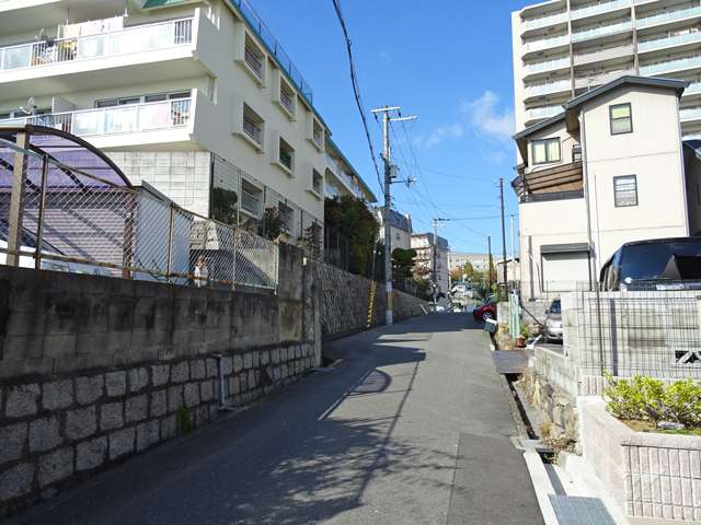 敷地東側の前面道路（南側から）