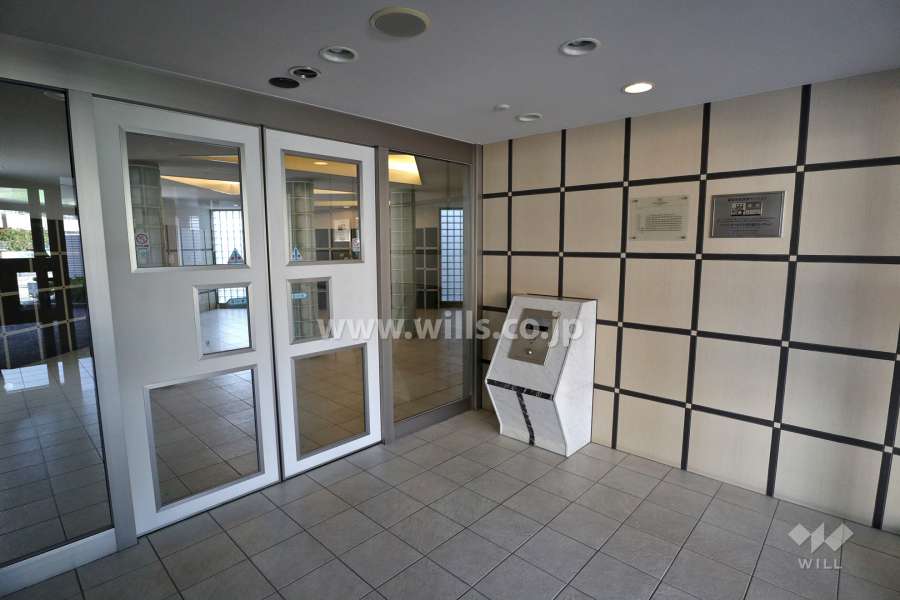 エントランスはオートロック付きです。