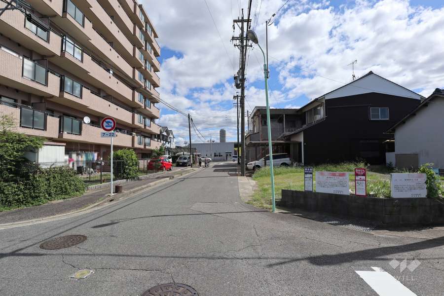 敷地南側の前面道路