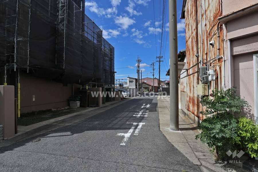 敷地北側の前面道路（東側から）