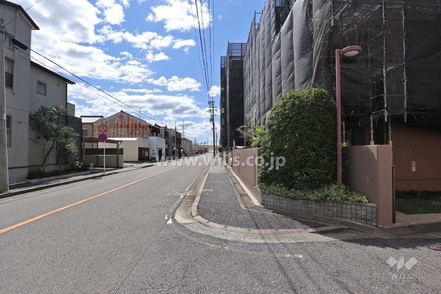敷地東側の前面道路（北側から）