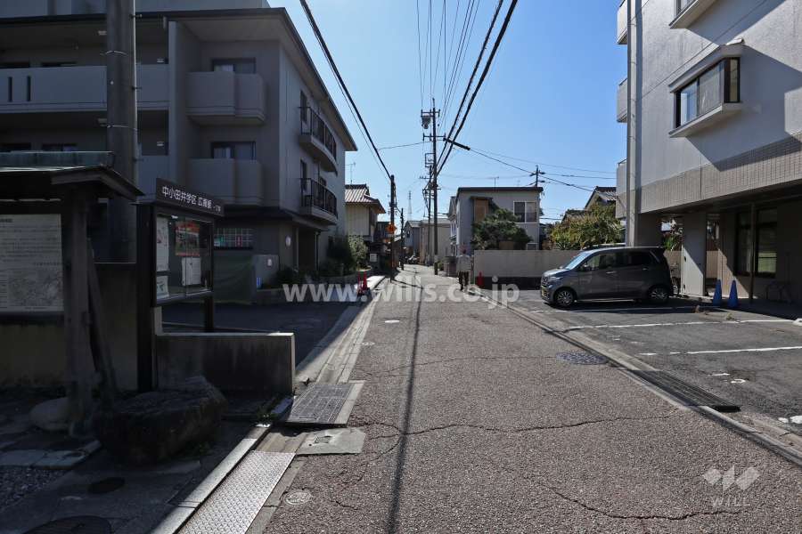 敷地西側は県道163号に面しています。