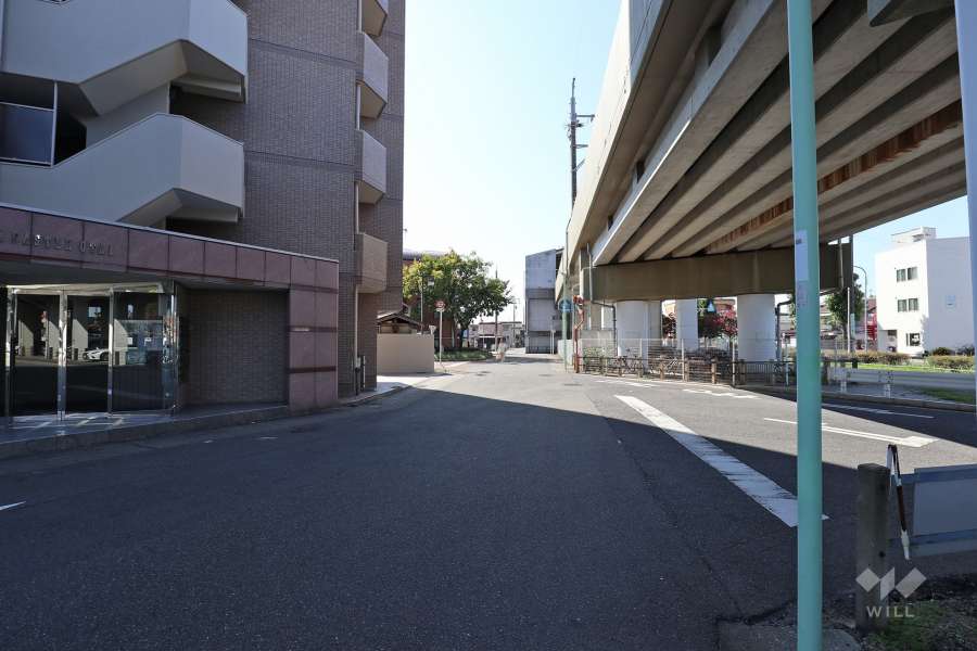 敷地西側の前面道路