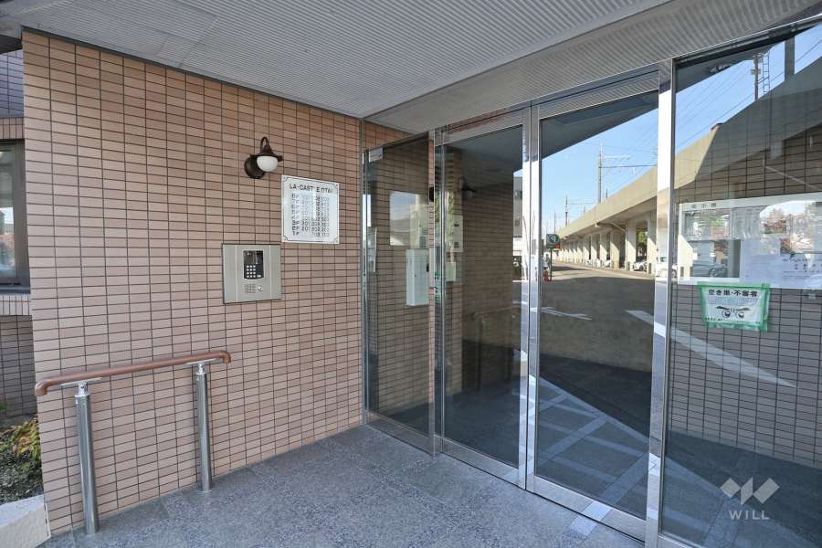 エントランスはオートロック付きです。