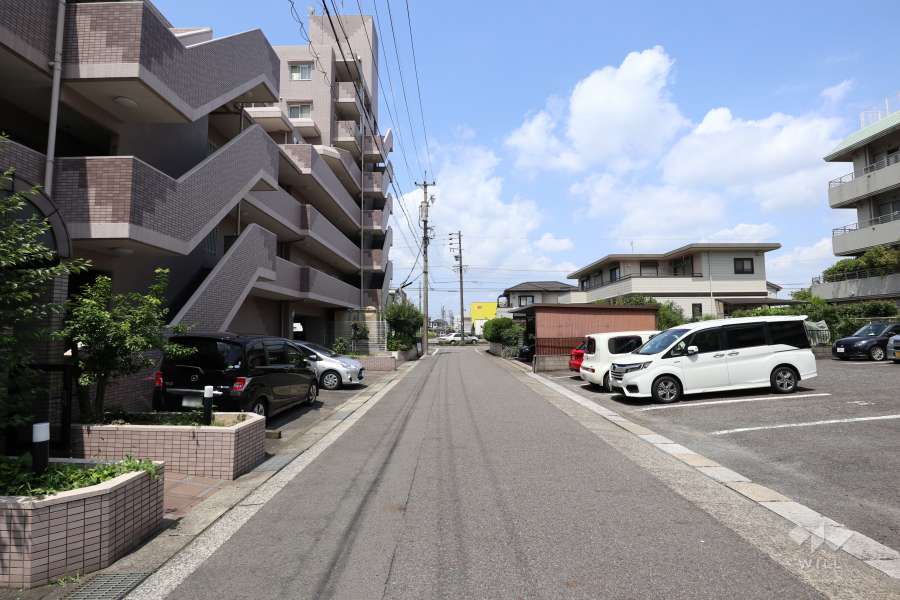 敷地北側の前面道路（東側から）