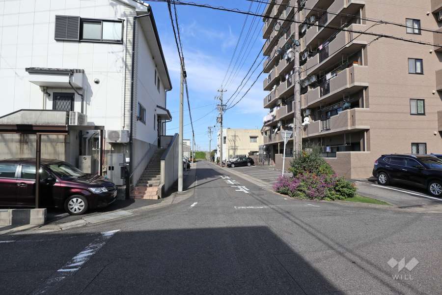 敷地南側の前面道路