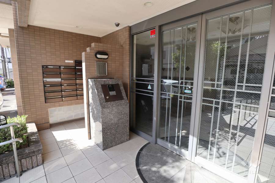 エントランスはオートロック付きです。