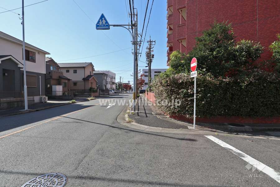 敷地南東側の前面道路(北東側から)