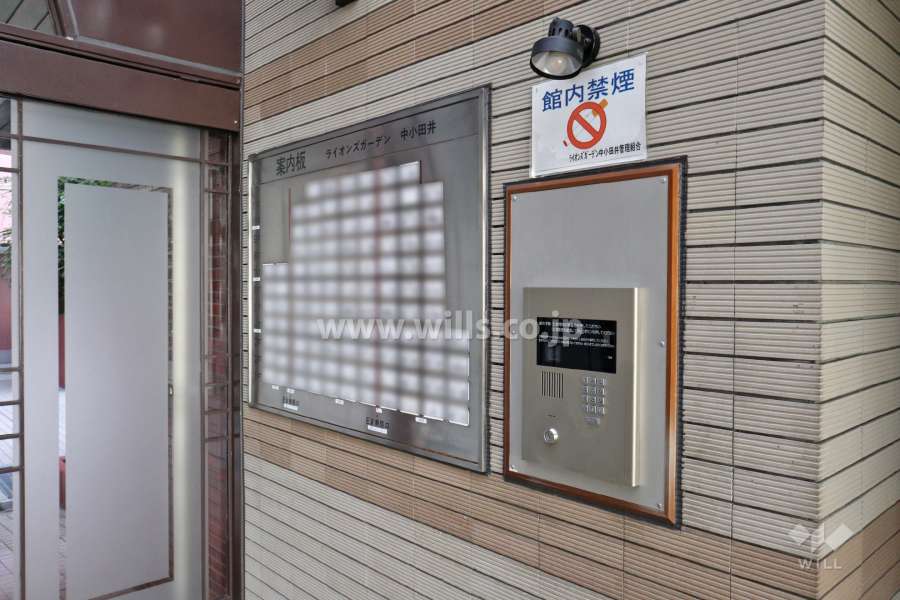 オートロックと案内板