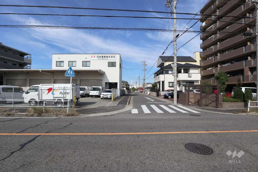 敷地南側の前面道路（東側から）