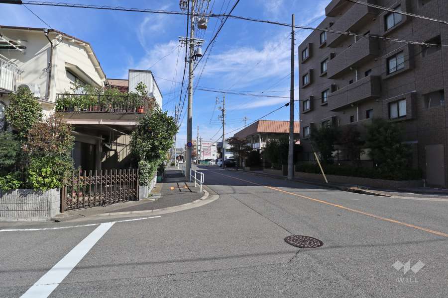 敷地西側の前面道路