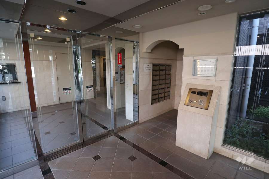 エントランスはオートロック付きです。