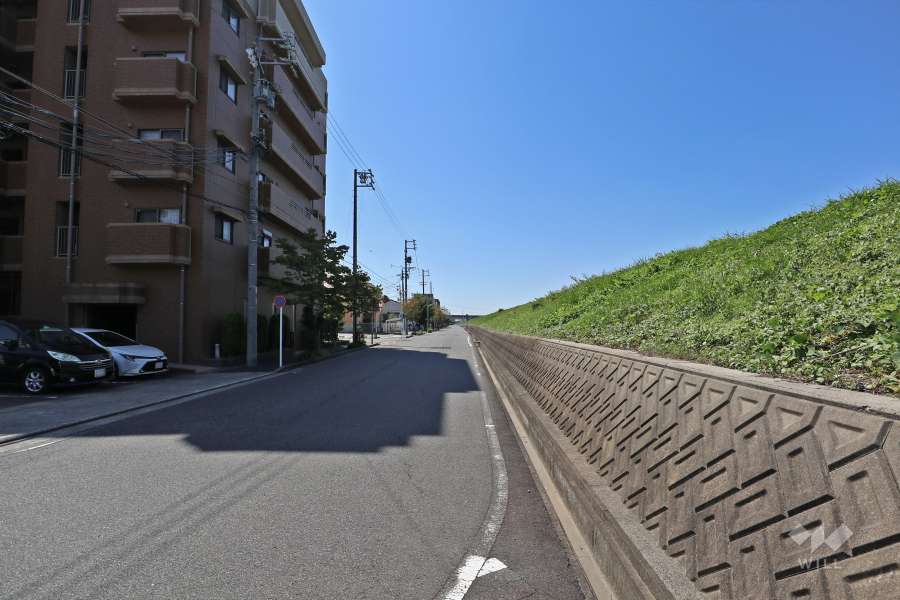 敷地西側は「新川」に面しています。