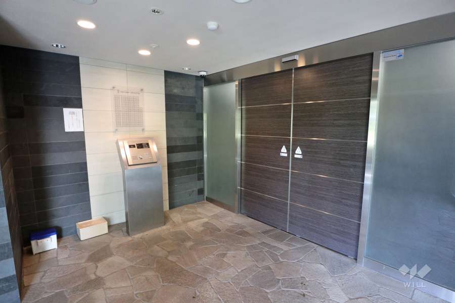 エントランスはオートロック付きです。