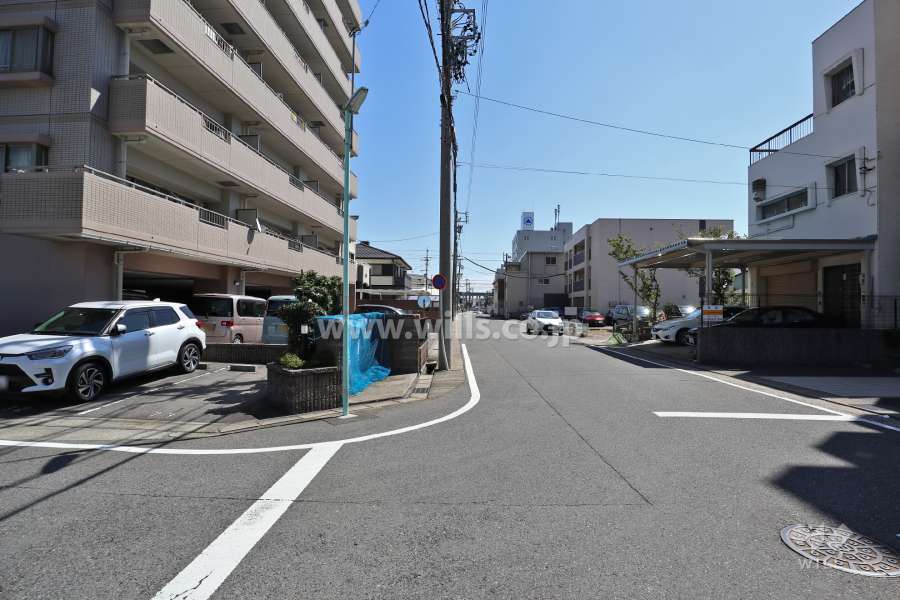 敷地南西側の前面道路(北西側から)