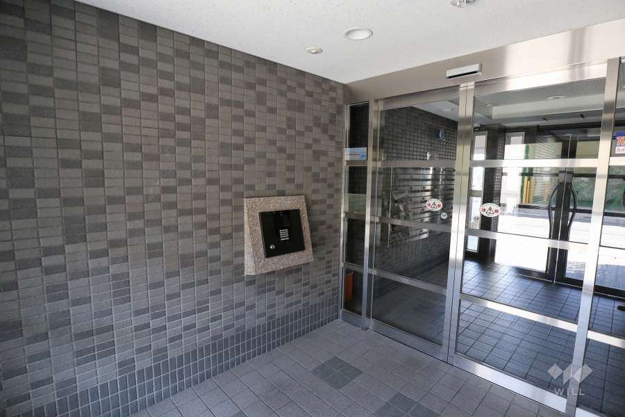 エントランスはオートロック付きです。