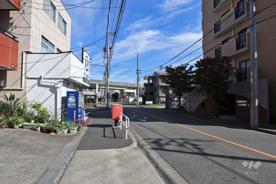 敷地北西側の前面道路（南西側から）