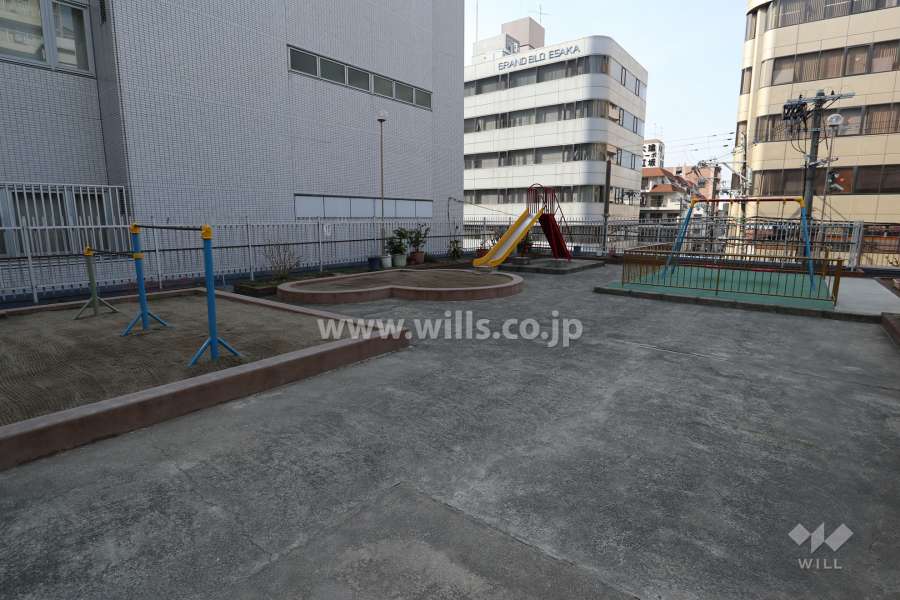 共用部分に遊具が設置されています。
