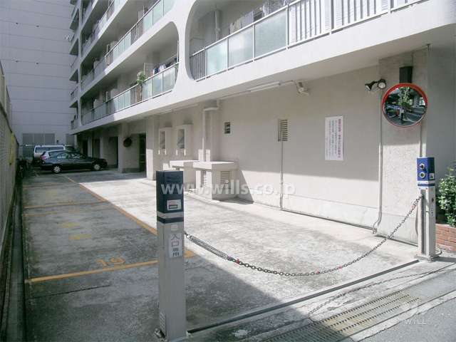 敷地内駐車場の入り口（ロボットゲート付き）