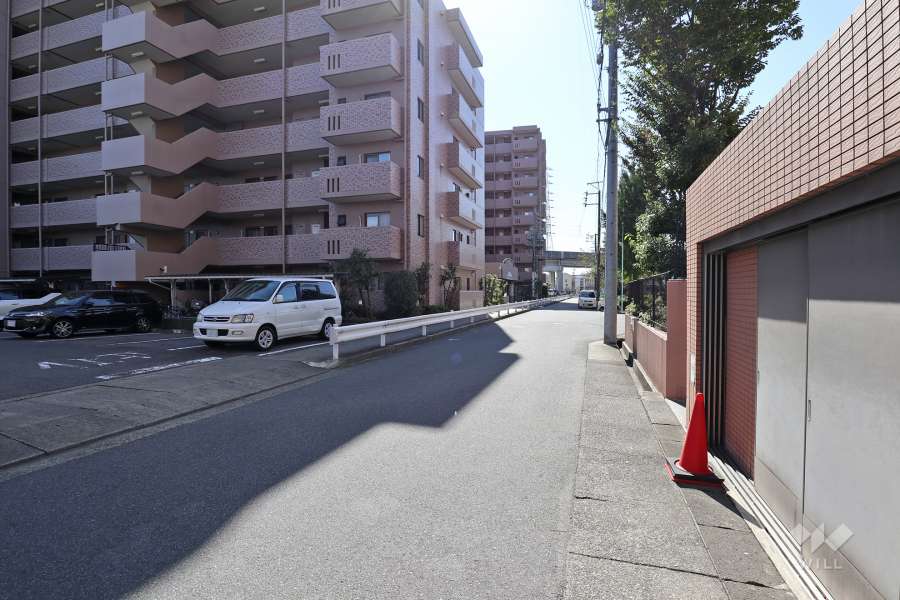 敷地西側の前面道路