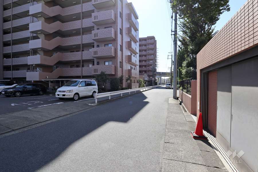 敷地西側の前面道路