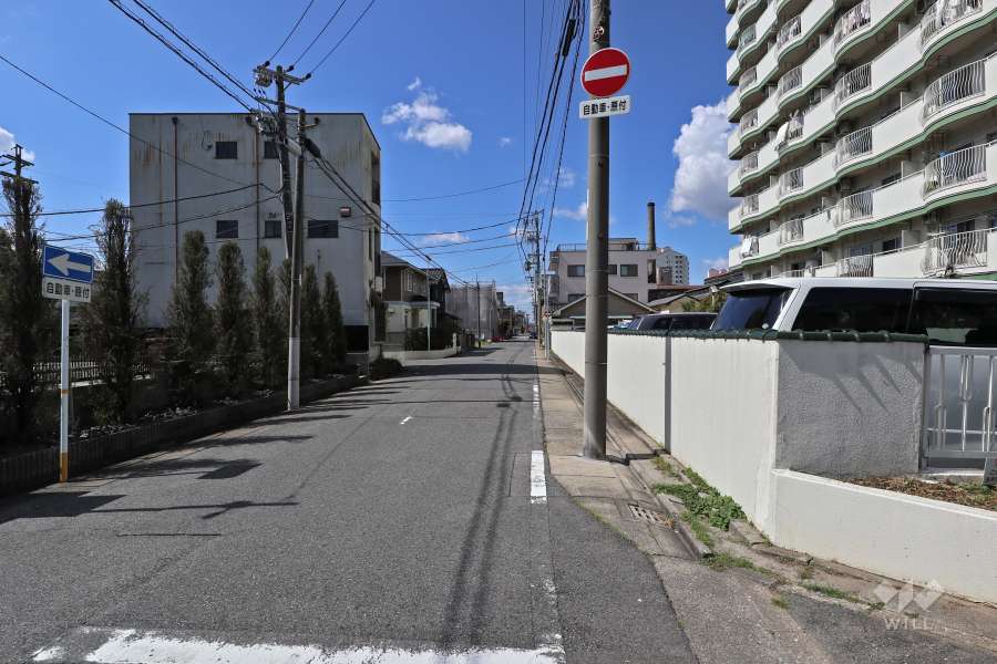 敷地南側の前面道路（東側から）