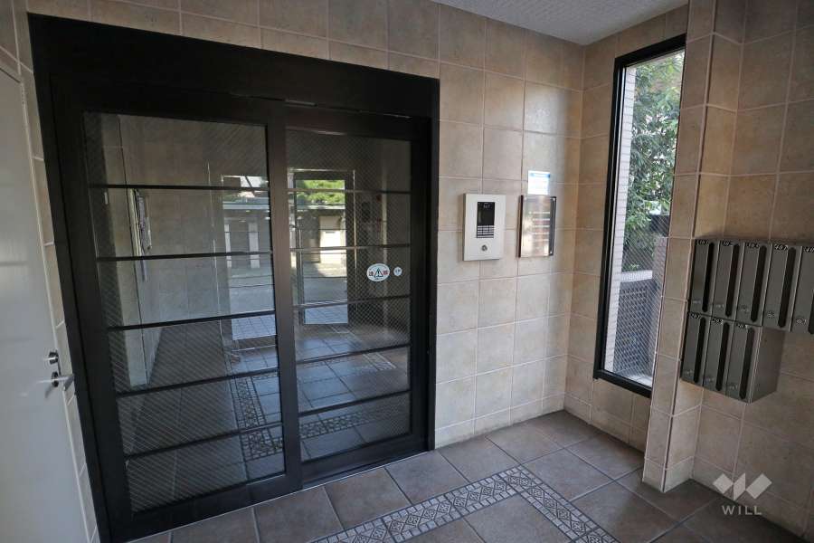 エントランスはオートロック付きです。