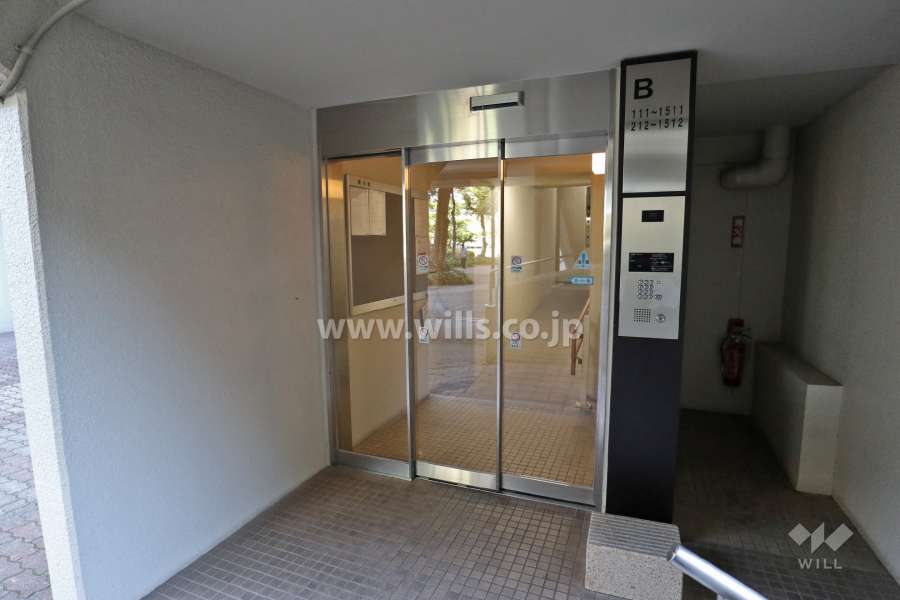 エントランスはオートロック付きです。