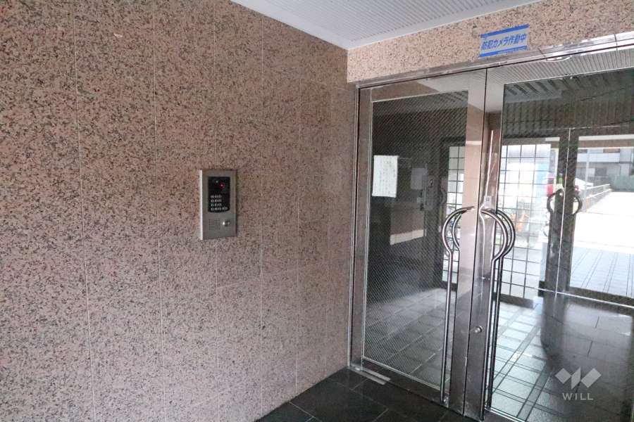 エントランスはオートロック付きです。
