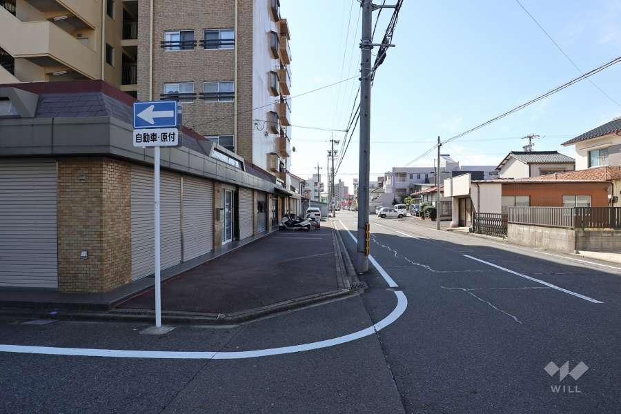 敷地西側の前面道路