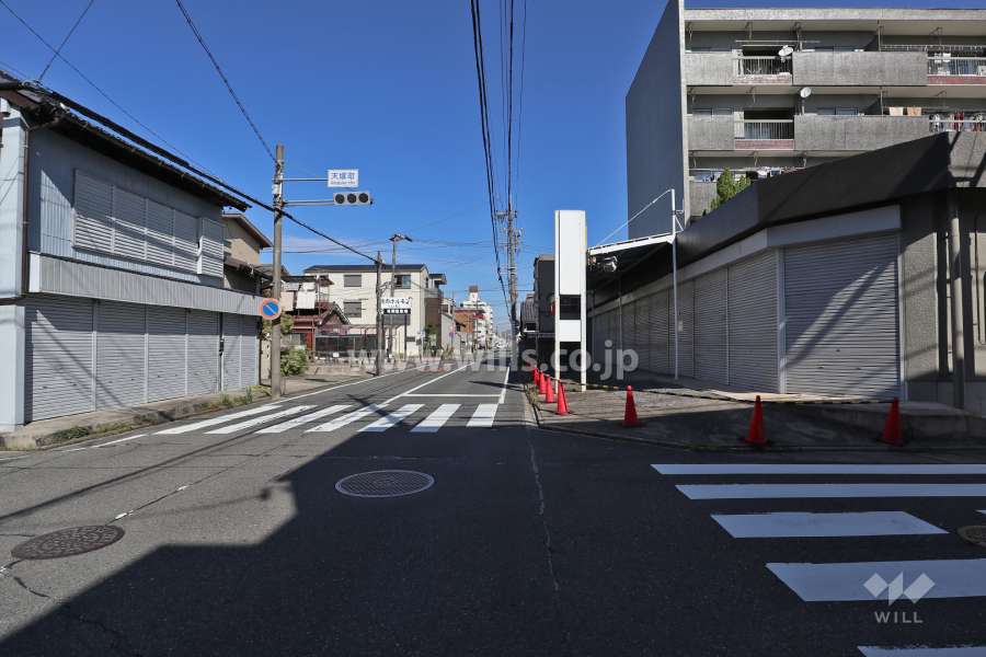 敷地西側の前面道路(南側から)