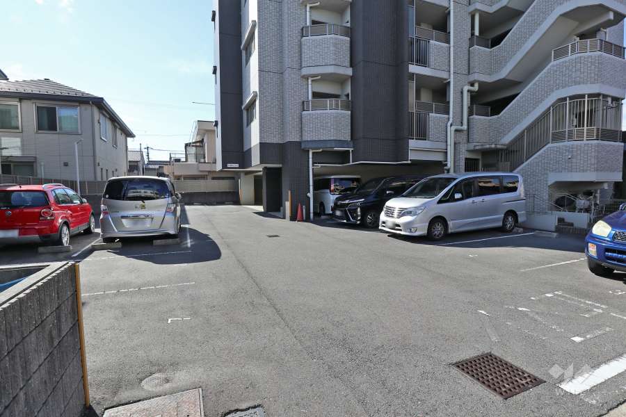 北側の敷地内駐車場（屋外平面式）