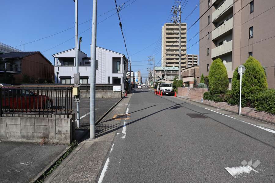 敷地西側の前面道路（南側から）