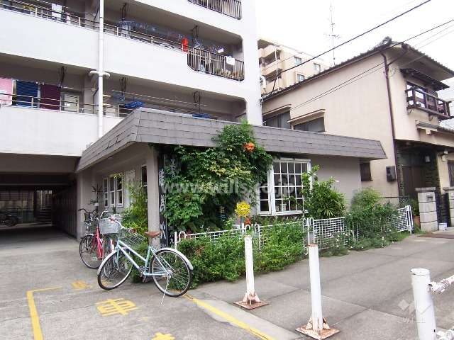 マンション両端に店舗があります。