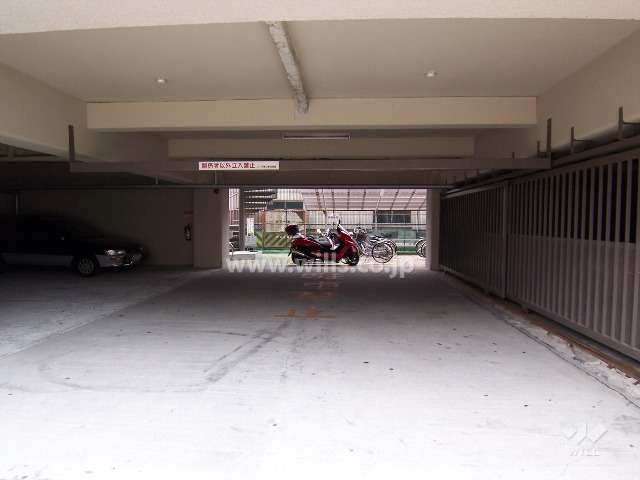 駐車場(奥に駐輪場)