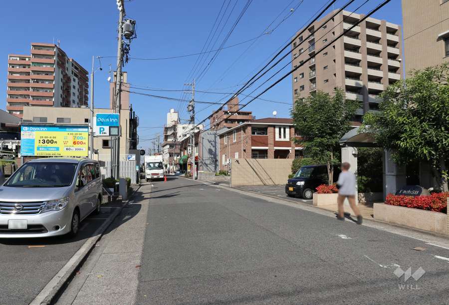 敷地西側の前面道路
