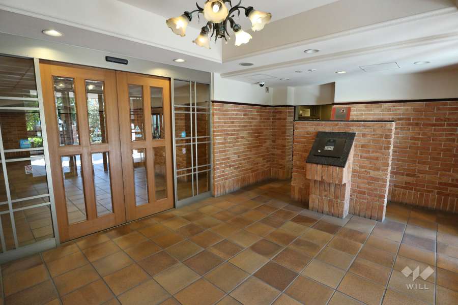 エントランスはオートロック付きです。