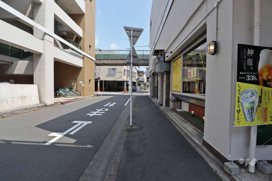 敷地北側の前面道路（西側から）