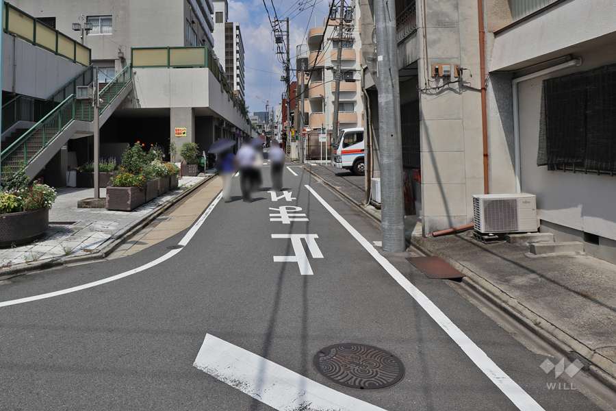 敷地東側の前面道路（南側から）