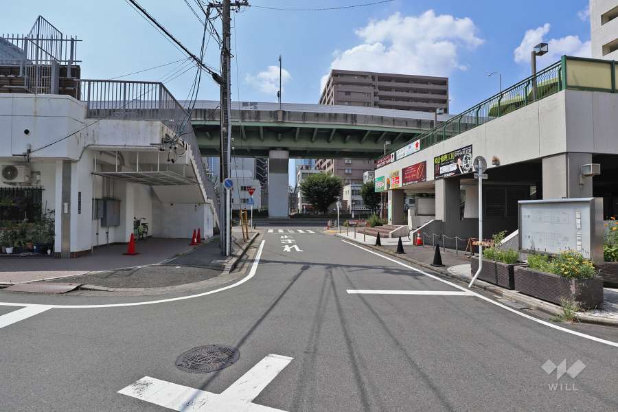 敷地南側の前面道路（東側から）