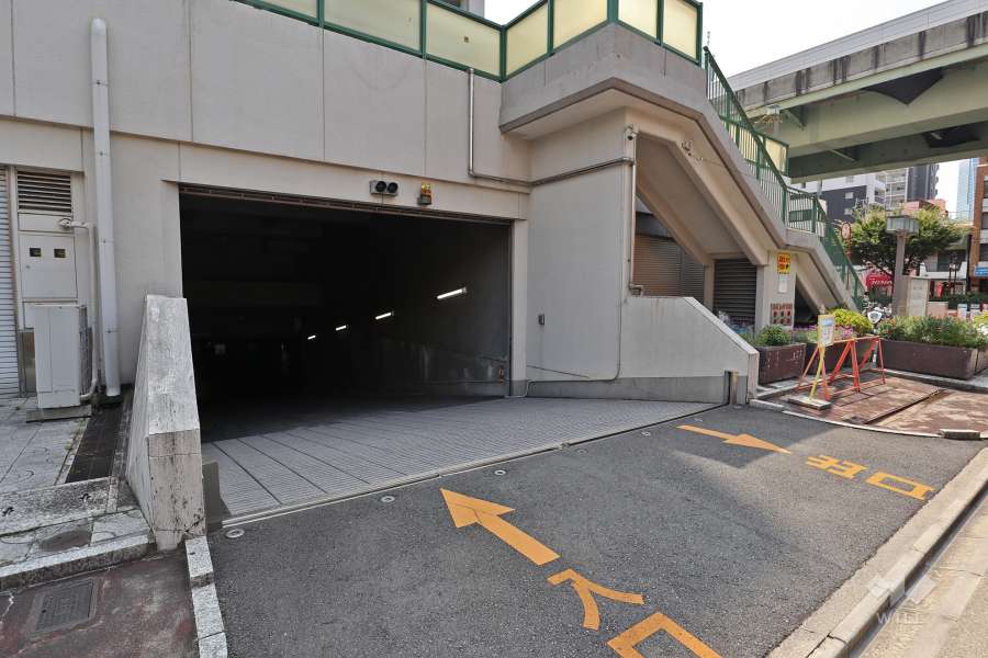 地下駐車場への出入口