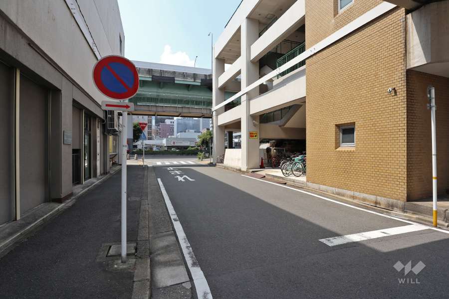 敷地南側の前面道路（東側から）